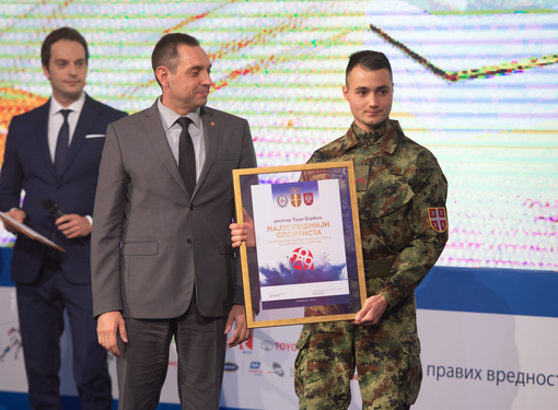 Бави се спортом шест година, оборио је рекорд на маратону у Кини: Десетар Ђуро Борбељ најбољи спортиста Министарства одбране и Војске Србије у 2019. години